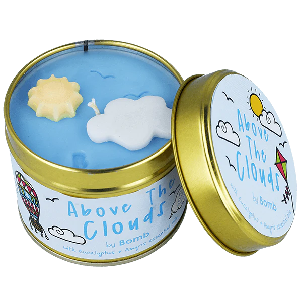 Float away and into fluffy clouds with the refreshing cotton fragrance of this Above The Clouds candle by Bomb Cosmetics.