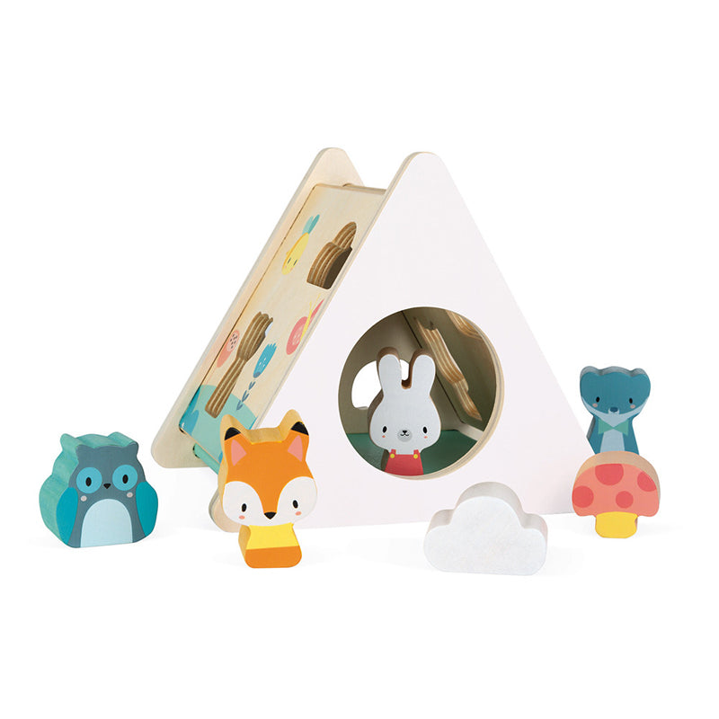 This Janod Pure Shape Sorter features 6 chunky sorting shapes including 4 animals, a cloud and a mushroom, each painted in delicate, soft contemporary colours.