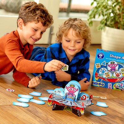 Orchard Toys Shape Aliens Game - a fun, cosmic matching game! Have a blast by matching the shapes to the aliens, then launching them onboard the 3D spaceship in this fun cosmic game!