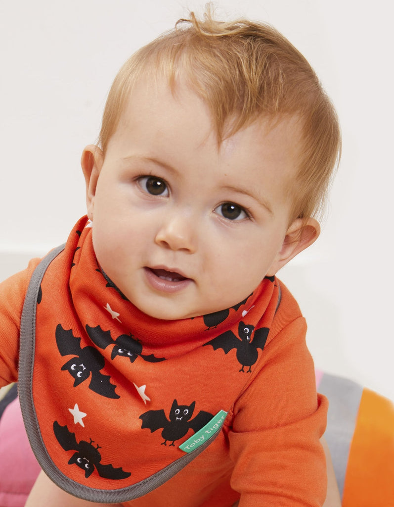 Bright orange with cute black bats and grey trim, this gorgeous Toby Tiger Dribble Bib is made with 100% organic cotton, super soft and lined with towelling for extra absorbency.