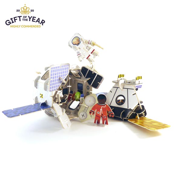 It's time to explore! This brilliant Space Station Build and Play Set by Playpress features a detachable capsule, two astronaut crew and a fully opposable arm for the astronauts to repair whilst working in space!